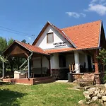 Szoloskert Apartment *